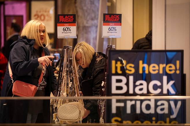 미국 최대 쇼핑 대목인 블랙프라이데이 당일인 지난 25일(현지시간) 뉴욕 맨해튼의 메이시스 매장에서 여성들이 쇼핑을 위해 물건을 고르고 있다. [로이터]