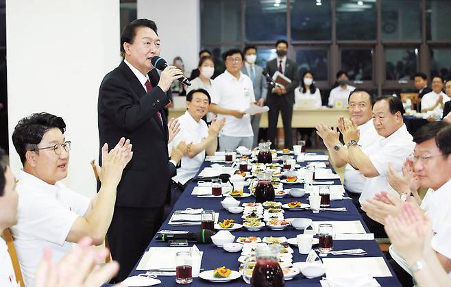 윤석열 대통령이 지난 8월 25일 충남 천안시 재능교육연수원에서 열린 ‘국민의힘 2022 국회의원 연찬회’에 참석해 발언을 하고 있다. [연합]