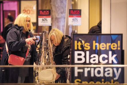 미국 최대 쇼핑 대목인 블랙프라이데이 당일인 지난 25일(현지시간) 뉴욕 맨해튼의 메이시스 매장에서 여성들이 쇼핑을 위해 물건을 고르고 있다. [로이터]