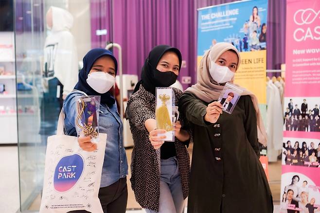 “우리는 좀 놀 줄 아는 한류팬” 인도네시아 팬들이 한류 굿즈를 내보이고 있다.