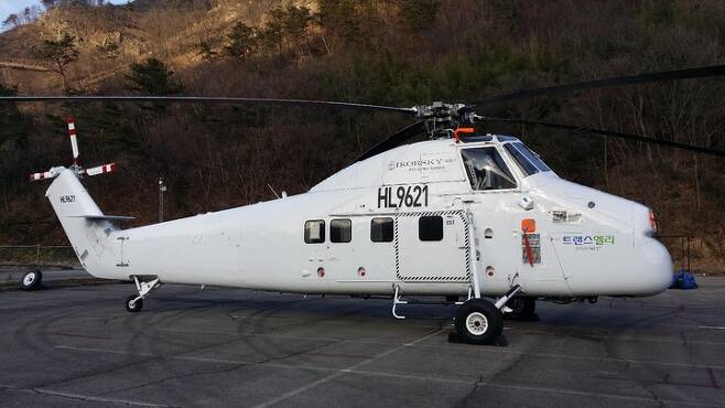 27일 양양에서 추락한 동일 기종 헬리콥터(S-58HT) (사진=양양군청 제공) *재판매 및 DB 금지