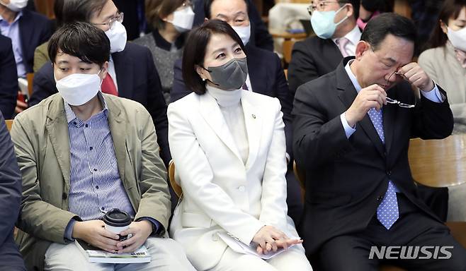 [서울=뉴시스] 최진석 기자 = 국민의힘 이준석(왼쪽) 전 대표와 주호영 원내대표가 28일 서울 여의도 하우스 카페에서 열린 허은아 국민의힘 의원 '정치를 디자인하다' 출판기념회에 참석해 있다. 가운데는 허 의원. 2022.11.28. myjs@newsis.com