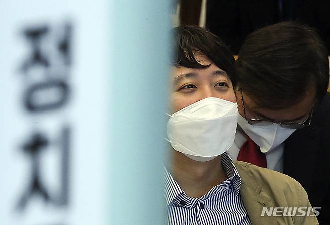 [서울=뉴시스] 최진석 기자 = 이준석 국민의힘 전 대표가 28일 서울 여의도 하우스 카페에서 열린 허은아 국민의힘 의원 '정치를 디자인하다' 출판기념회에 참석해 생각에 잠겨 있다. 2022.11.28. myjs@newsis.com