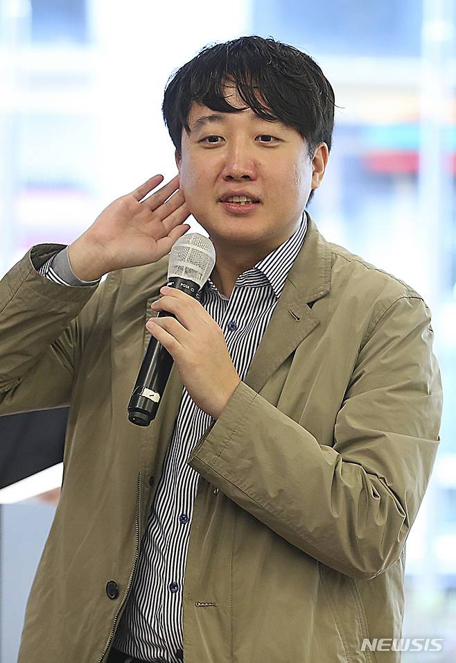 [서울=뉴시스] 최진석 기자 = 이준석 국민의힘 전 대표가 28일 서울 여의도 하우스 카페에서 열린 허은아 국민의힘 의원 '정치를 디자인하다' 출판기념회에 참석해 축사를 하고 있다. 2022.11.28. myjs@newsis.com