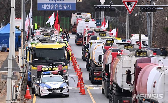 [성남=뉴시스] 김종택 기자 = 민주노총 공공운수노조 화물연대 총파업 닷새째인 28일 경기도 성남시 분당구 대한송유관공사 서울지사 앞 도로에 운행을 멈춘 유조차가 주차돼 있다. 2022.11.28. jtk@newsis.com