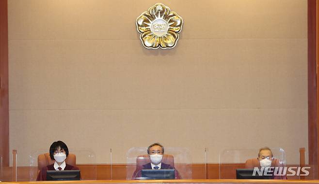 [서울=뉴시스] 조수정 기자 = 유남석 헌법재판소장과 헌법재판관들이 지난 9월15일 헌재 심판정에 입장해 변론 시작을 기다리고 있다.  (공동취재사진) 2022.09.15. chocrystal@newsis.com