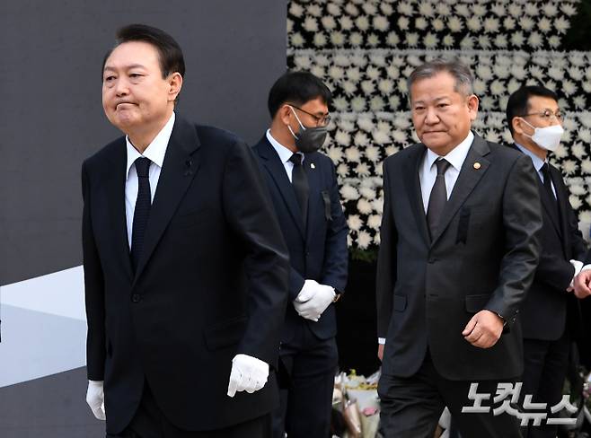 윤석열 대통령과 이상민 행정안전부 장관이 지난 3일 오전 서울광장에 마련된 이태원 참사 합동분향소를 찾아 헌화 후 이동하고 있다. 황진환 기자