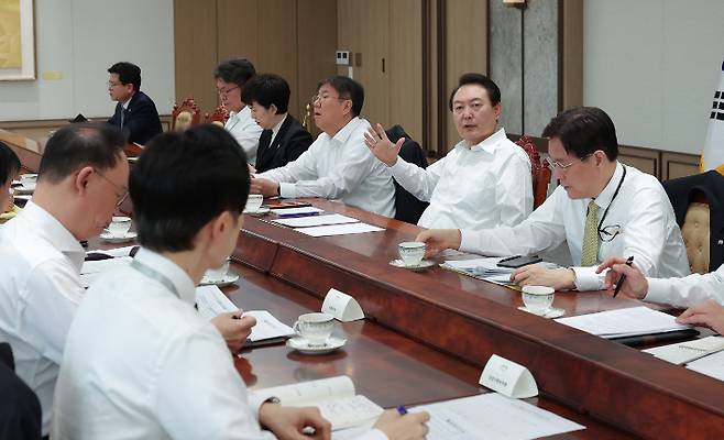 윤석열 대통령이 28일 오전 서울 용산 대통령실 청사에서 수석비서관회의를 주재하고 있다. 대통령실 제공