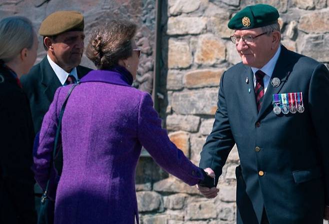 영국 왕실의 앤 공주가 최근 남대서양의 영국령 포클랜드 제도를 방문해&nbsp;1982년 아르헨티나와의 전쟁 참전용사와 악수하고 있다. 영국 왕실 SNS 캡처