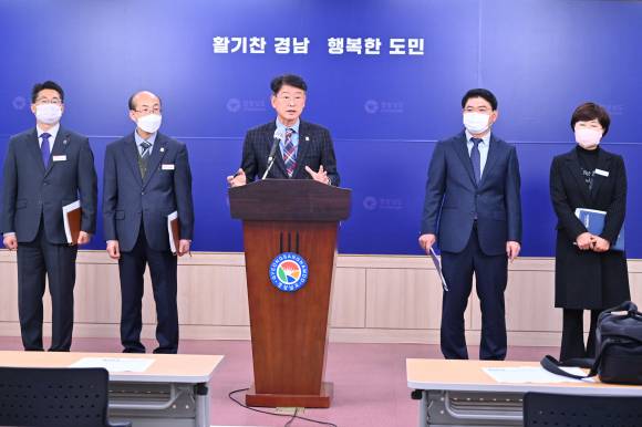 11월28일 우주항공청 설립 로드맵과 경남도의 추진단 참여 계획을 발표하고 있는 신대호 경남도 서부지역본부장(사진 맨 가운데) 모습 ⓒ경남도