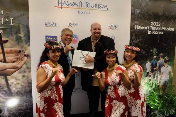 하와이 트래블미션에 참석한 양무승 서울시관광협회 회장(왼쪽)과 하와이관광청 칼라니 카아나아나 부청장.