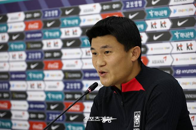 2022 카타르 월드컵 축구대표팀 김민재가 15일(현지시간) 카타르 도하 알에글라 훈련장에서 공개 훈련 전 언론 인터뷰를 하고 있다. 도하|권도현 기자