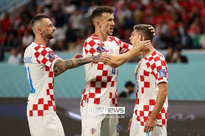 ▲ 크라마리치의 득점을 축하하는 마르셀로 브로조비치와 이반 페리시치.