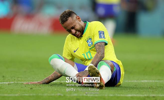 ▲ 세르비아전 강한 태클에 쓰러져 발목을 다친 네이마르. 스위스와 2차전에서 결장이 확정됐다. 3차전 출전 여부도 불투명한 상황.