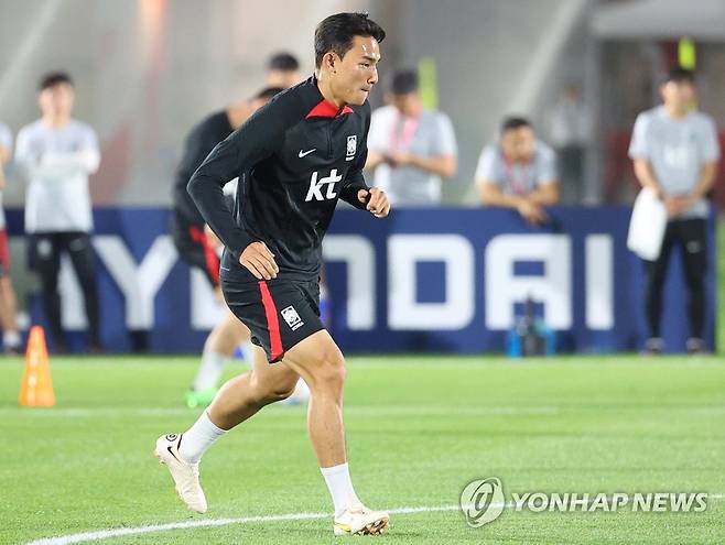 훈련하는 조유민 (도하=연합뉴스) 김도훈 기자 = 2022 카타르 월드컵 대한민국 축구대표팀 조유민이 월드컵 개막을 사흘 앞둔 17일(현지시간) 카타르 도하 알에글라 훈련장에서 실시된 훈련에서 패스 연습을 하고 있다. 2022.11.18 superdoo82@yna.co.kr