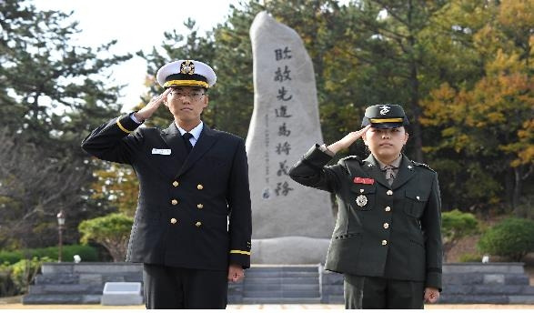 '해군 3부자' 윤호준(왼쪽) 소위와 '군인 세 가족' 최모성 소위 [해군 제공. 재판매 및 DB 금지]