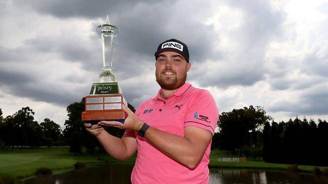 우승 트로피를 든 브래드버리. [DP월드투어 홈페이지. 재판매 및 DB 금지]