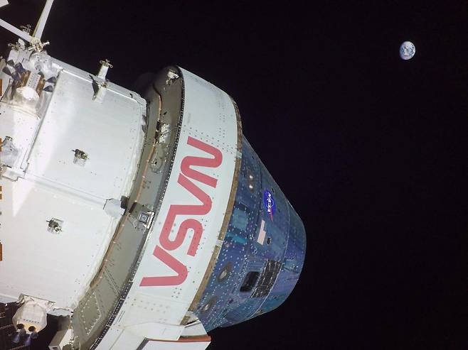 발사 11일째 태양광 패널에 장착한 카메라로 포착한 캡슐과 지구 [NASA 제공/ 재판매 및 DB 금지] photo@yna.co.kr