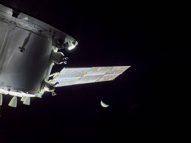 발사 9일째인 24일 태양광 패널에 장착한 카메라로 포착한 캡슐과 달의 모습 [NASA 제공/ 재판매 및 DB 금지] photo@yna.co.kr