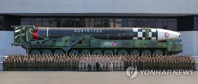 김정은, ICBM 공로자들과 기념사진…둘째딸 또 동행 (서울=연합뉴스) 북한 김정은 국무위원장이 지난 18일 있었던 대륙간탄도미사일(ICBM) '화성-17형' 발사에 참여했던 공로자들과 기념사진을 찍고 그들의 노력을 평가했다. [조선중앙TV 화면] 2022.11.27 [국내에서만 사용가능. 재배포 금지. For Use Only in the Republic of Korea. No Redistribution] 
 nkphoto@yna.co.kr