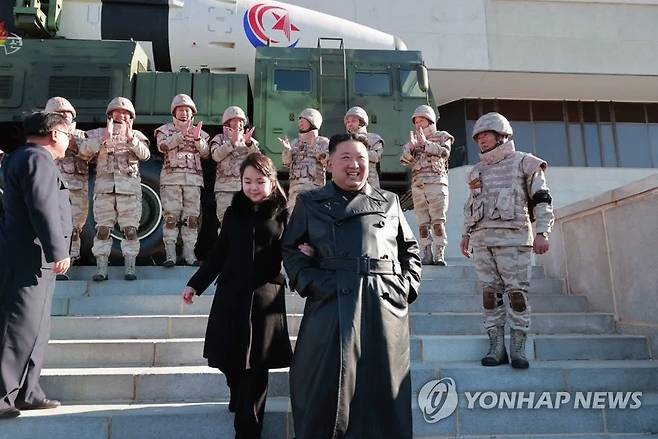 김정은, ICBM 공로자들과 기념사진…둘째딸 또 동행 (서울=연합뉴스) 북한 김정은 국무위원장이 지난 18일 있었던 대륙간탄도미사일(ICBM) '화성-17형' 발사에 참여했던 공로자들과 기념사진을 찍고 그들의 노력을 평가했다. [조선중앙TV 화면] 2022.11.27 
    [국내에서만 사용가능. 재배포 금지. For Use Only in the Republic of Korea. No Redistribution] 
 nkphoto@yna.co.kr