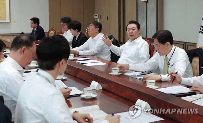 수석비서관회의 주재하는 윤석열 대통령 (서울=연합뉴스) 서명곤 기자 = 윤석열 대통령이 28일 오전 서울 용산 대통령실 청사에서 수석비서관회의를 주재하고 있다.  2022.11.28 [대통령실 제공, 재판매 및 DB 금지] seephoto@yna.co.kr