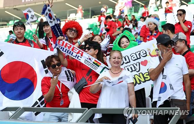 한국 응원하는 축구팬 (알라이얀=연합뉴스) 김도훈 기자 = 28일 오후(현지시간) 카타르 알라이얀의 에듀케이션 시티 스타디움에서 열린 2022 카타르 월드컵 조별리그 H조 2차전 대한민국과 가나의 경기를 찾은 축구팬이 한국을 응원하고 있다. 2022.11.28 superdoo82@yna.co.kr