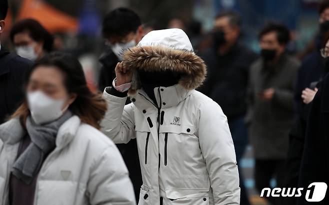 추위에 움츠려든 시민들/뉴스1 ⓒ News1 이승배 기자