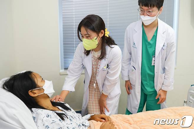 선천성 심장병을 앓고 있는 캄보디아 여성 '마이 찬보파'의 무료수술 집도를 한 강릉아산병원 전보배 교수가 수술 후 찬보파 씨의 건강을 체크하고 있다.(강릉아산병원 제공) 2022.11.29/뉴스1