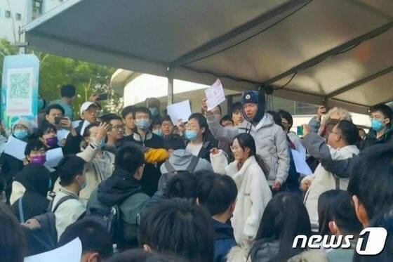 27일 베이징의 칭화대학교 학생들이 중국의 제로코로나 정책에 항의하고 있는 모습. 2022.11.27/뉴스1 © AFP=뉴스1 © News1 김민수 기자