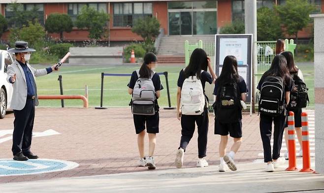 서울의 한 중학교 학생들이 등교하고 있다. 사진은 기사내용과 무관. [이미지출처=연합뉴스]