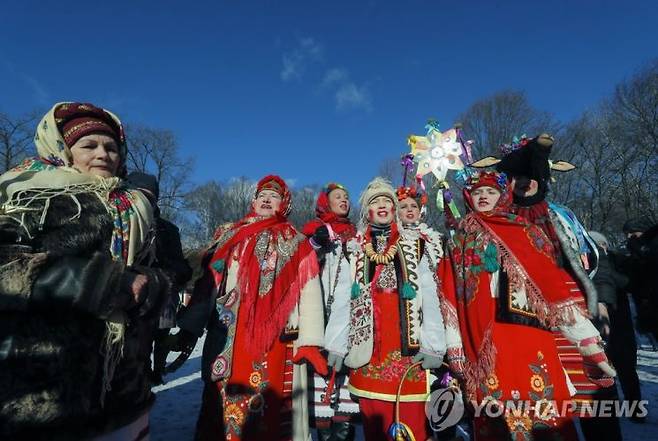 전통 복장을 차려입고 크리스마스를 기념하는 우크라이나인.
사진=EPA·연합뉴스