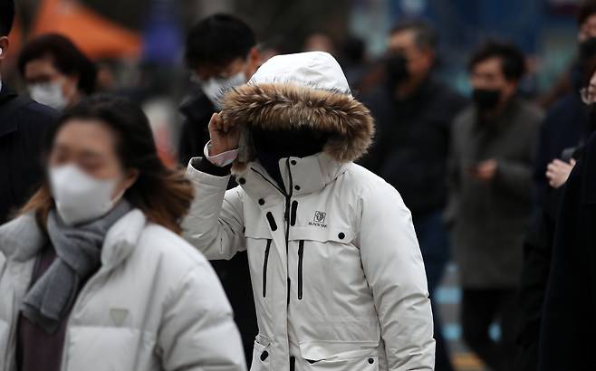 29일 서울 세종대로 광화문광장 인근에서 시민들이 외투를 입고 발걸음을 옮기고 있다. /뉴스1