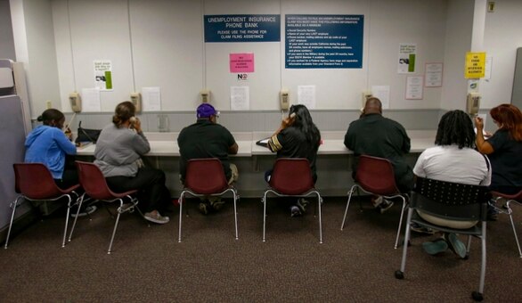 지난 10월 캘리포니아주 새크라멘트 지역의 구직자들이 취업지원센터를 방문해 전화로 면접을 보고 있는 모습.