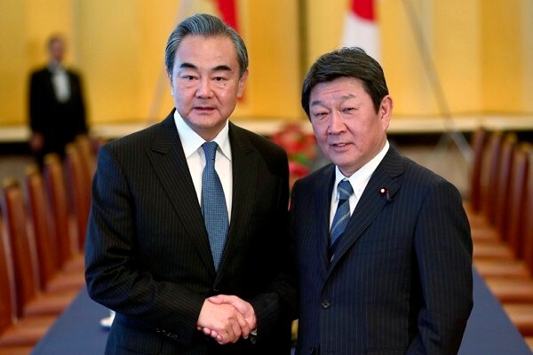 지난해 11월 일본 도쿄에서 만난 왕이(왼쪽) 중국 외교부장과 모테기 도시미쓰 일본 외무상.