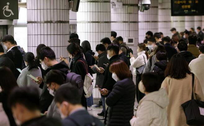 서울 지하철 파업 예고일을 하루 앞둔 29일 서울 시청역에서 시민들이 열차를 기다리고 있다. /연합뉴스