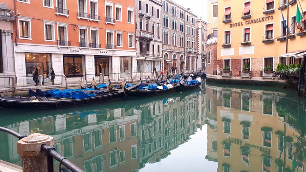 코로나 사태로 관광객이 끊겨 한산한 이탈리아 베네치아의 운하.