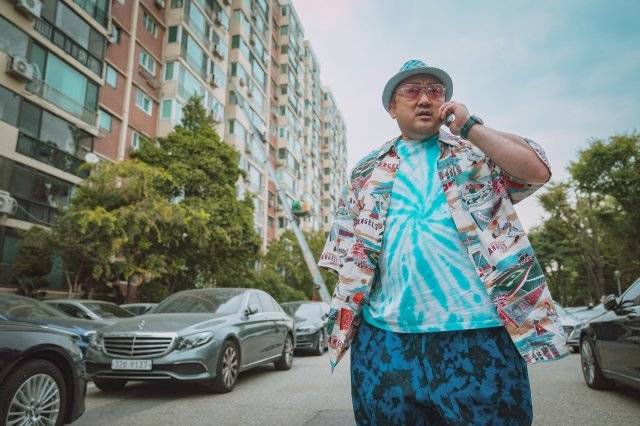 30일 개봉하는 영화 ‘압꾸정’에서 주인공 ‘강대국’ 역을 맡은 배우 마동석이 자신이 살던 서울 강남구 압구정동 현대아파트 앞에 서서 부동산 주인과 통화하는 장면. 쇼박스 제공