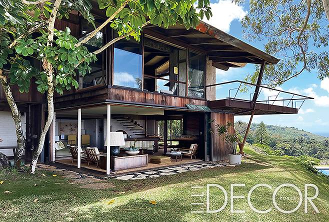 열대 지역에서 재해석된 모더니즘 건축을 보여주는 주택. 1층에는 긴 처마가 되고 2층에서는 넓은 테라스로 사용되는 랩 어라운드 데크가 눈길을 끈다.
