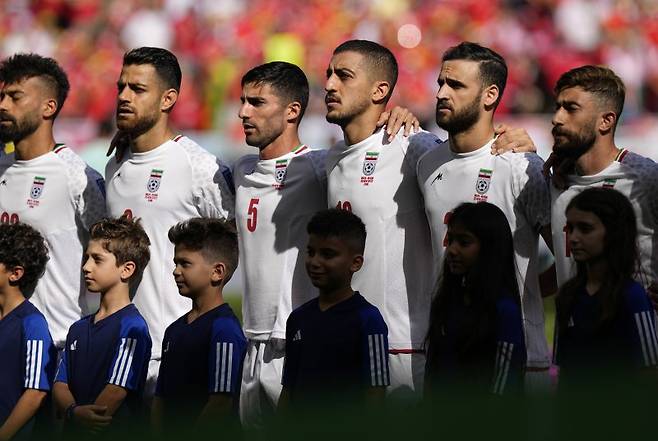이란 선수들이 25일 월드컵 B조 웨일스와 축구 경기에 앞서 국가를 부르기 위해 줄을 서있다. 뉴시스