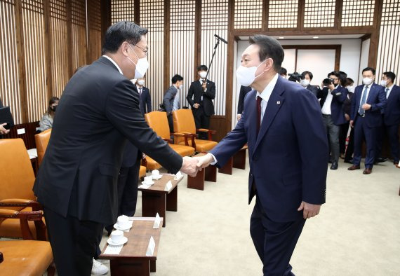 윤석열 대통령이 지난 10월25일 서울 여의도 국회에서 2023년도 예산안 및 기금운용계획안 시정연설에 앞서 정진석 국민의힘 비상대책위원장과 악수하고 있다. /사진=뉴시스화상