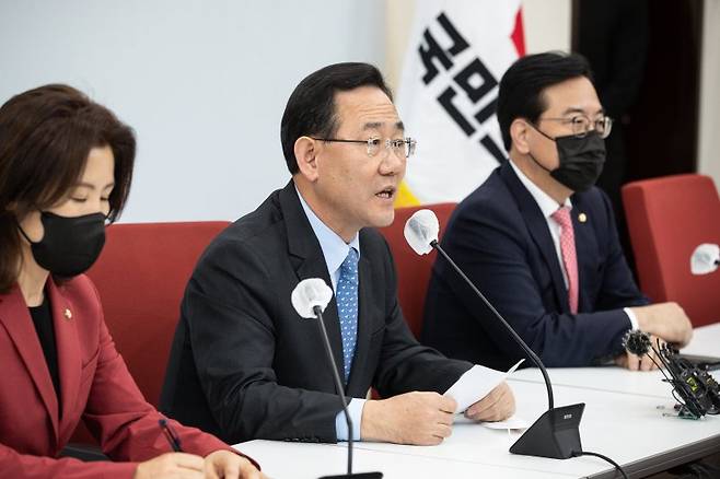 주호영 국민의힘 원내대표가 29일 서울 여의도 국회에서 열린 원내대표 주재 긴급 중진의원 회의를 마친 후 취재진과 만나 회의 결과를 밝히고 있다. /사진=뉴스1화상