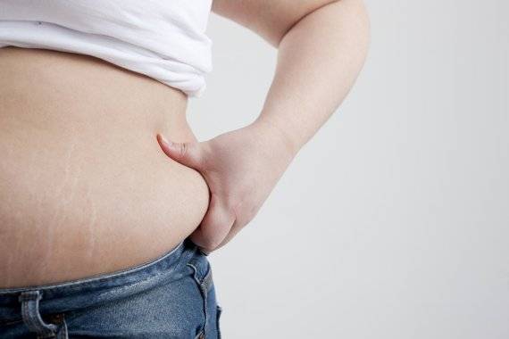 밤에 고칼로리 음식을 먹는 야식은 비만을 유발한다. 뉴시스