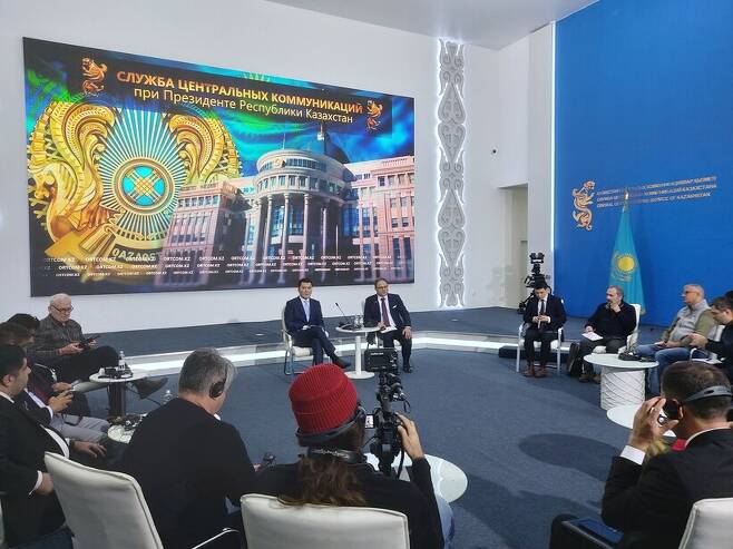지난 18일 에를란 카린(왼쪽) 카자흐스탄 국가 고문과 로만 바실렌코 카자흐스탄 외교부 차관이 외신기자들과 만나 국가 개혁안에 대해 브리핑하는 모습.