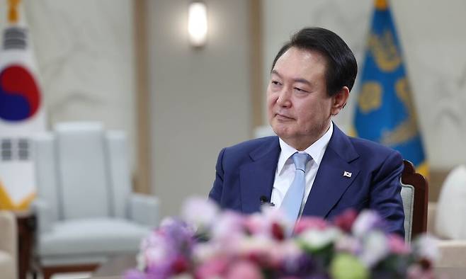 윤석열 대통령이 지난 28일 서울 용산 대통령실 청사 집무실에서 로이터 통신과 인터뷰를 하고 있다. 대통령실 제공