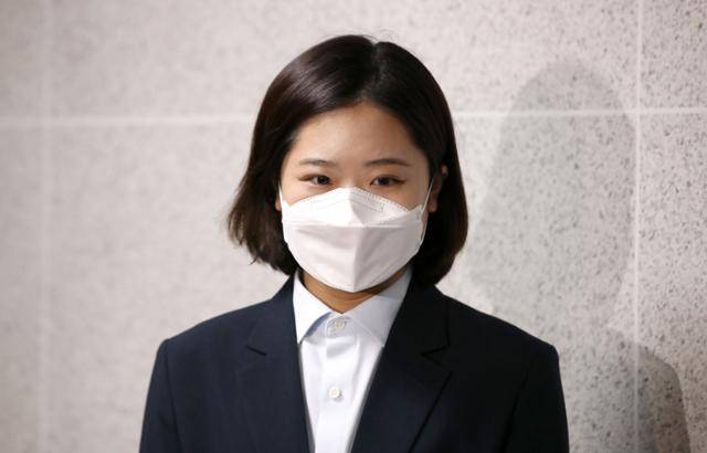 박지현 전 더불어민주당 공동비상대책위원장이 7월 18일 서울 여의도 국회 의원회관 민주당 중앙당 선거관리위원회 접수처에서 8.28 전당대회 당대표 선거 후보자 등록이 반려된 후 취재진에 입장을 말하고 있다. 한국일보 자료사진