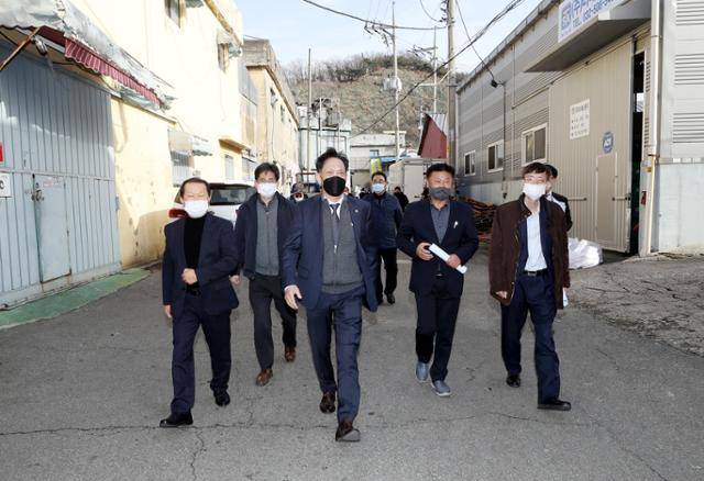 김태규(가운데) 국민권익위원회 부위원장이 29일 오후 인천 남동구 간석동 한센인촌 부평마을을 둘러보고 있다. 연합뉴스