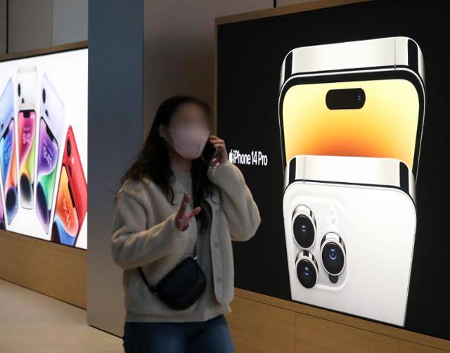 서울 시내 애플스토어 외벽에 걸린 아이폰14프로 광고. 뉴스1