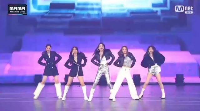 완전체 컴백과 동시에 '2022 마마 어워즈'에 출격한 그룹 카라가 기대를 넘어서는 무대로 K팝 팬들의 이목을 집중시켰다. 엠넷 캡처