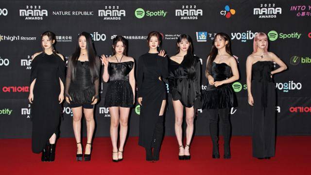 그룹 엔믹스가 29일 일본 오사카에서 열린 '2022 마마 어워즈'(2022 Mama Awards) 레드카펫 행사에 참여하고 있다. 연합뉴스
